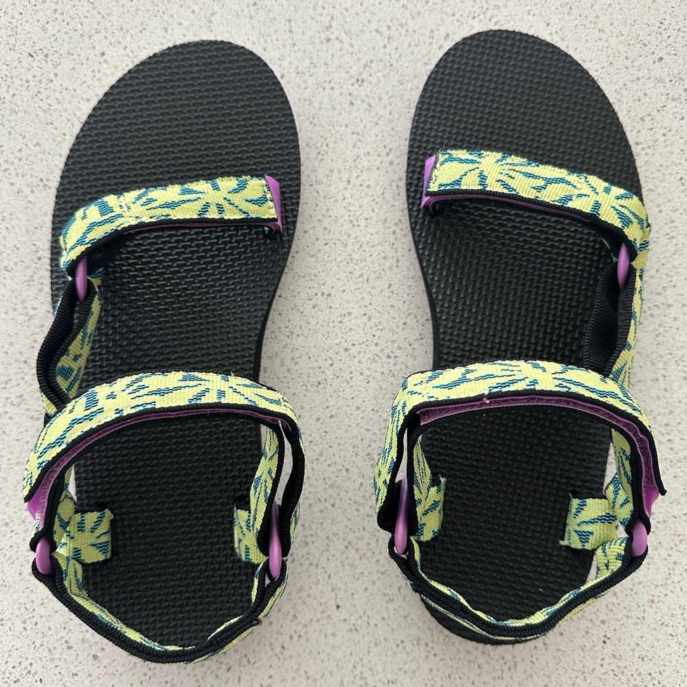 Teva Black Sandals w/ Green Leaf Design. Woman’s size 7. New in box. - Picture 4 of 6